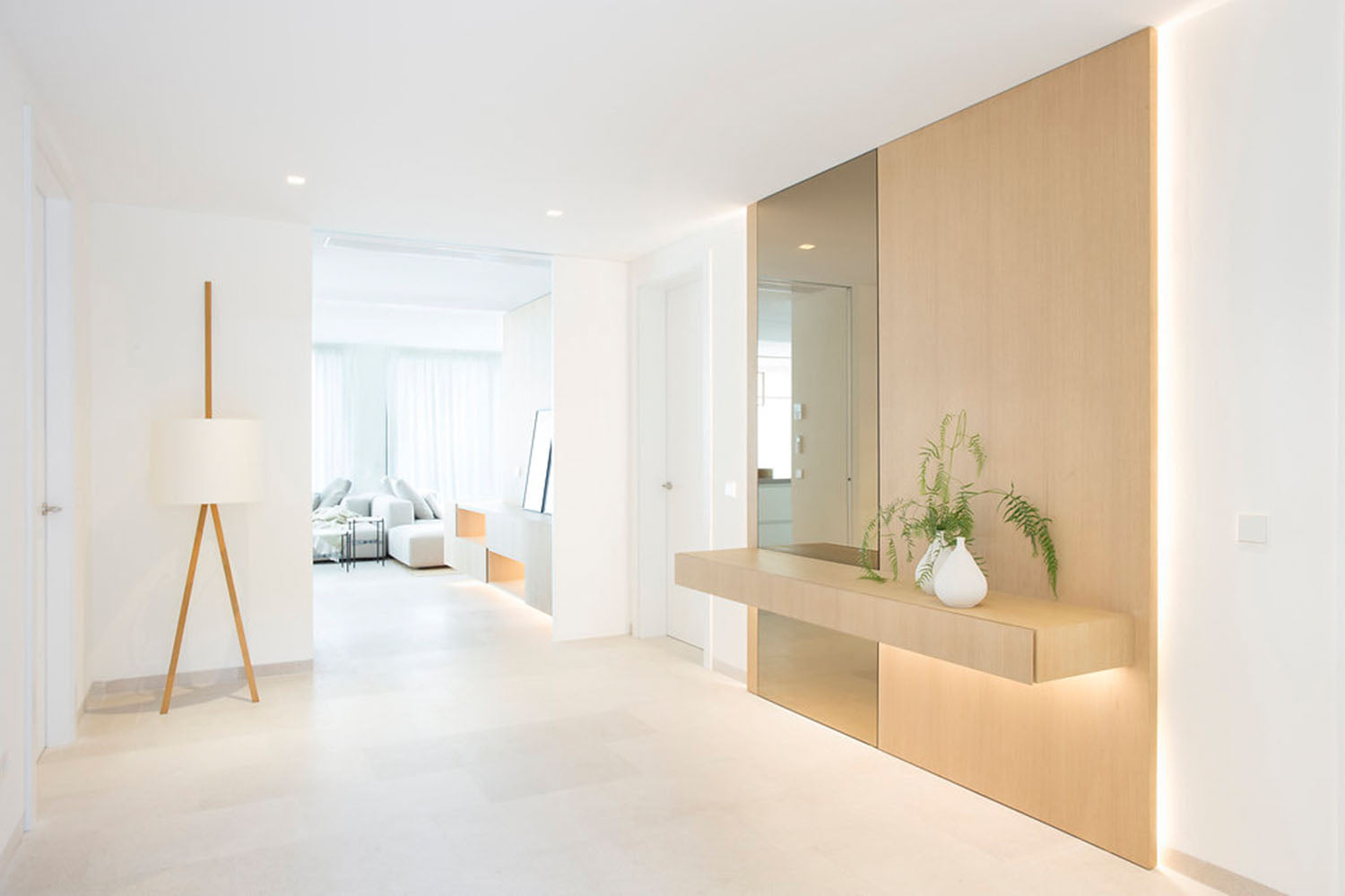 LUCA LEAN Premium Stehleuchte zum Anlehnen aus Eichenholz – handgefertigt in Deutschland